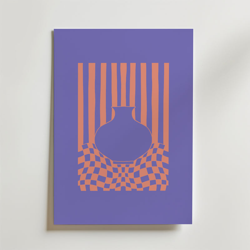 Striped Vase Illusion Poster från Bozetto visar en terrakottafärgad vas på en lila bakgrund, med vertikala ränder ovanför och vågiga rutmönster under - perfekt för modern inredning med grafisk elegans.