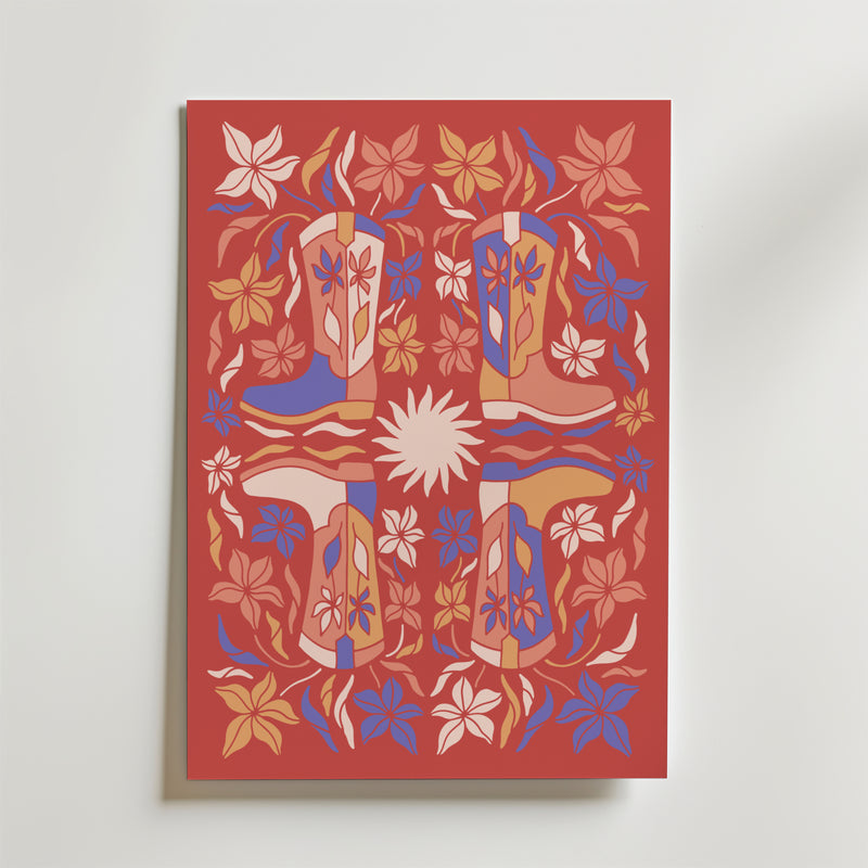 Postern Harmony in Bloom Poster från Bozetto föreställer fyra cowboystövlar i korsformation, omgivna av stiliserade blommor och blad i rött, med en ljusvit stjärnglans i mitten.