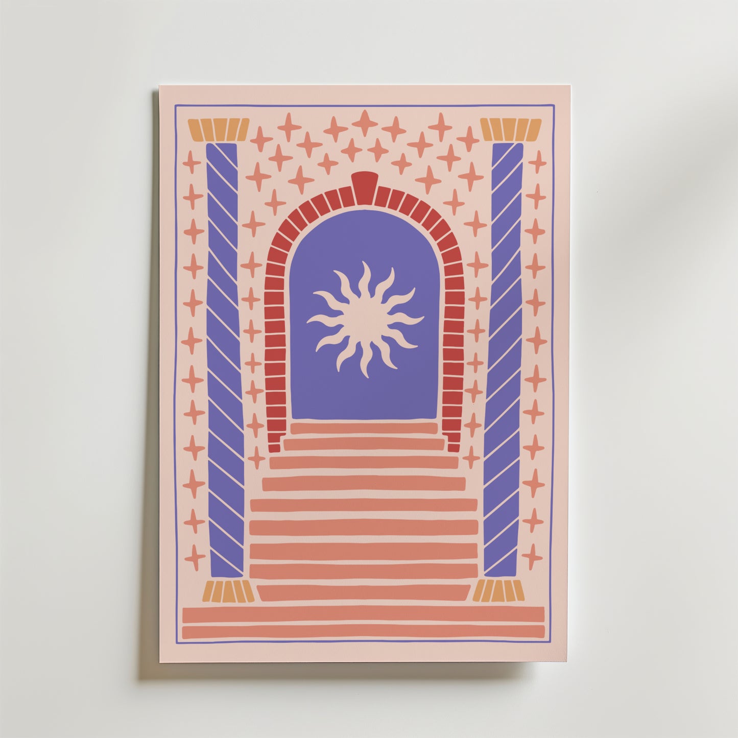 Bozetto Cosmic Gateway Poster föreställer en drömsk trappa till en välvd dörr med en solsymbol, randiga pelare och stjärnor i mjukt rosa, blått och beige - perfekt som symbolisk konst för ditt rum.