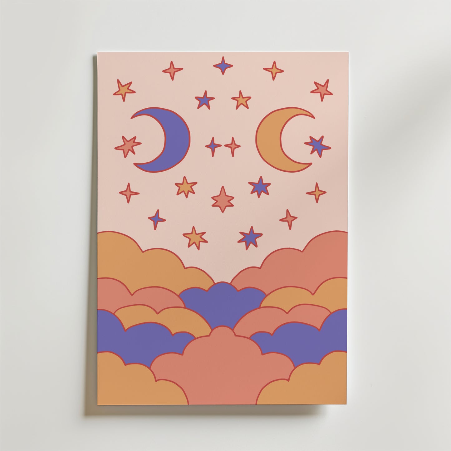 Postern Moon & Magic Skies från Bozetto föreställer lekfulla moln i pastellfärgerna orange och lila, två månskäror och stjärnor på en drömsk rosa himmel med röda konturer - en förtrollande touch för alla sovrum.