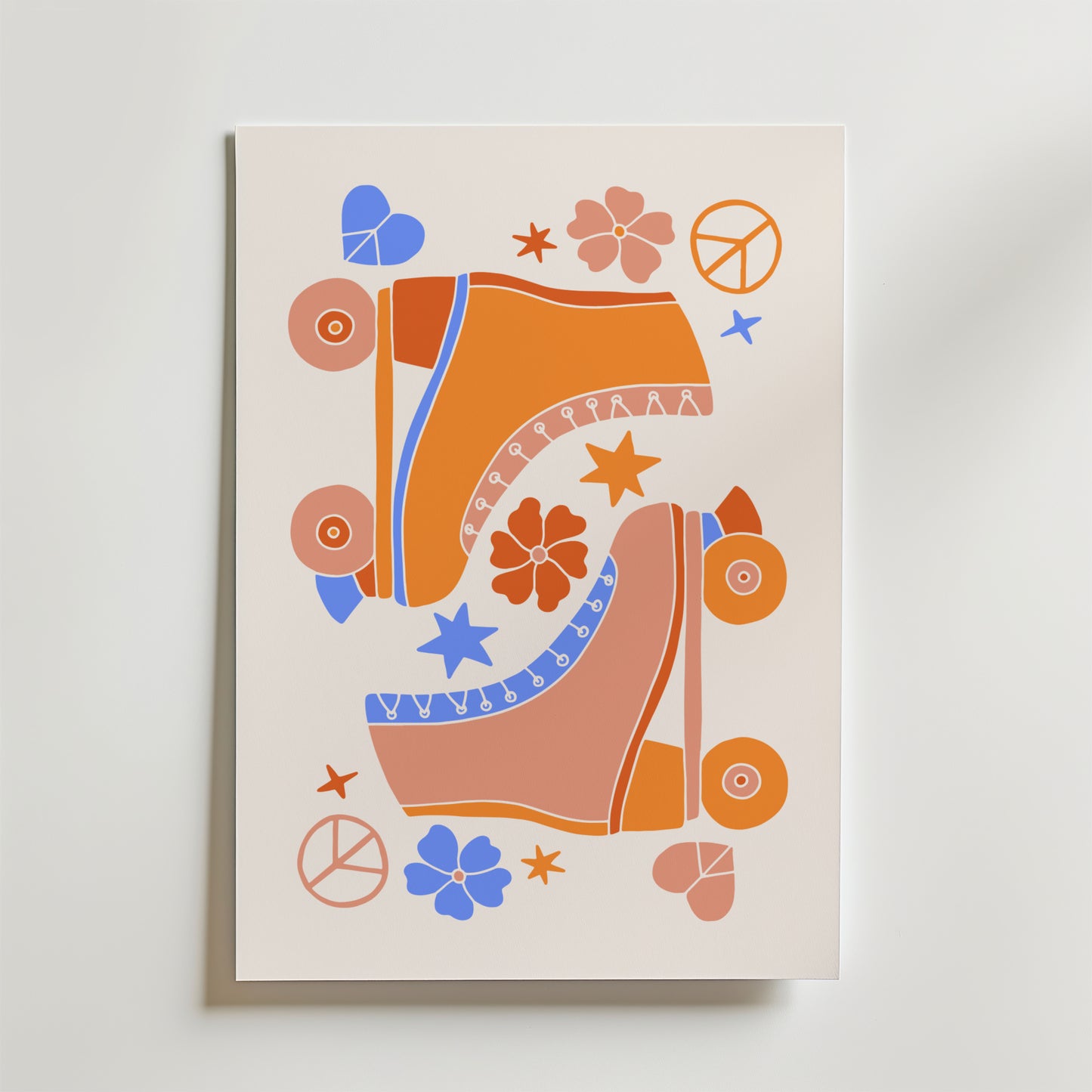 Groovy S Poster från Bozetto föreställer två orange och blå rullskridskor med blommor, stjärnor, hjärtan och peace-symboler på en ljus bakgrund - en perfekt vintage- eller 70-talsinredning för alla rum.