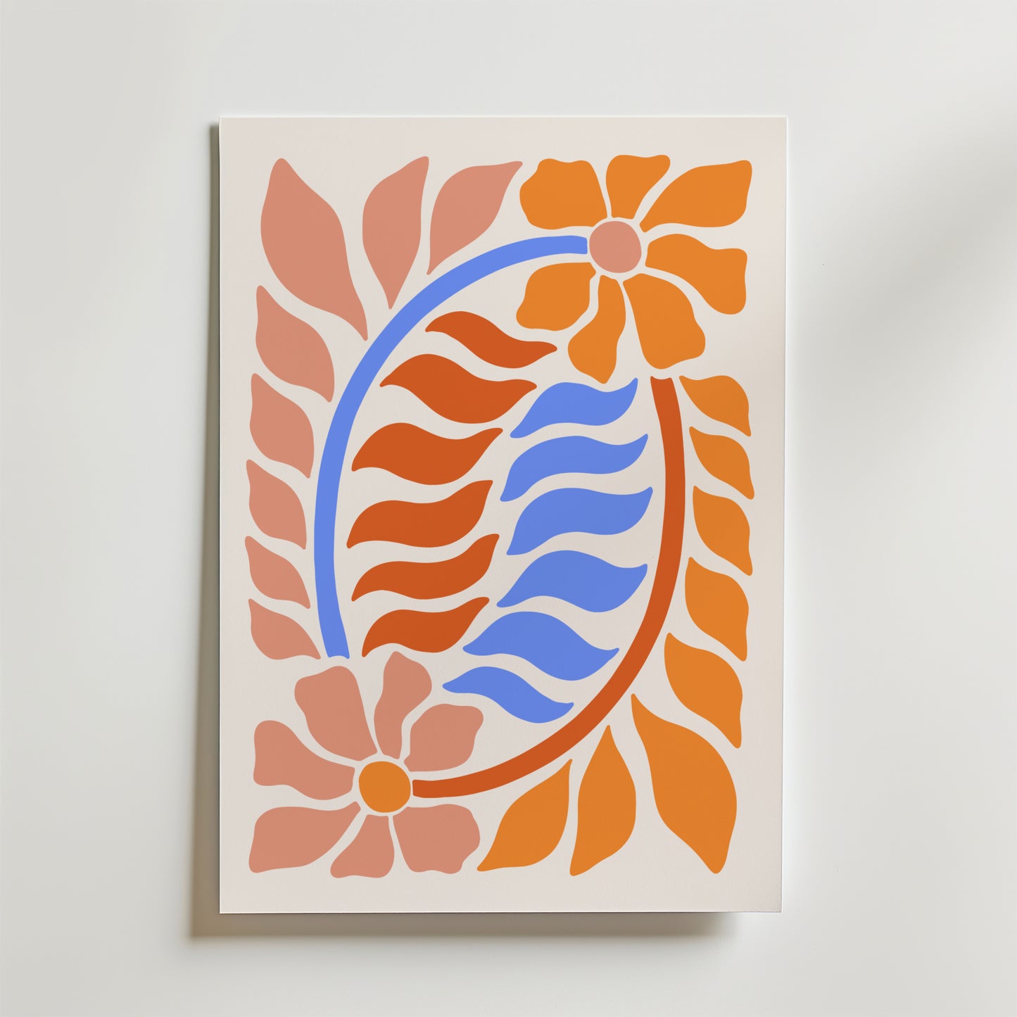 Tropical Flow Abstract Poster från Bozetto visar två stora orange blommor med vågiga blad på en vit bakgrund. Djärva linjer och en tropiskinspirerad palett ger detta konstverk en modern, livlig känsla.