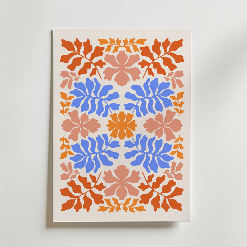 Rustic Floral Harmony Poster från Bozetto har ett livfullt arrangemang av orange, blå och rosa blad och kronblad på vitt, som bildar en retro, symmetrisk design som ger charm till alla ljusa väggar.