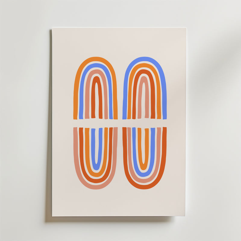 Double Arch Harmony Poster från Bozetto har två speglade bågar i lager av orange, röda, blå och beige linjer på en ljus bakgrund - en modern väggkonst som passar perfekt för färgstarka interiörer.
