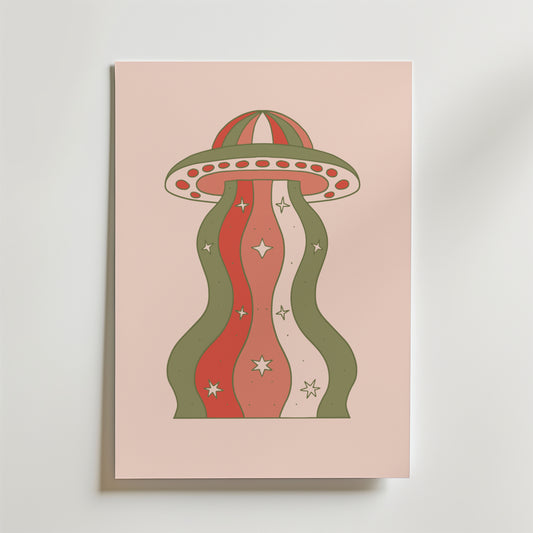 Bozetto Wavy Mushroom Poster föreställer ett minimalistiskt UFO med vågiga röda, gröna och gräddfärgade ränder och stjärnaccenter på en ljusrosa bakgrund - perfekt för dig som älskar psykedelisk konst och retroinspirerad design.