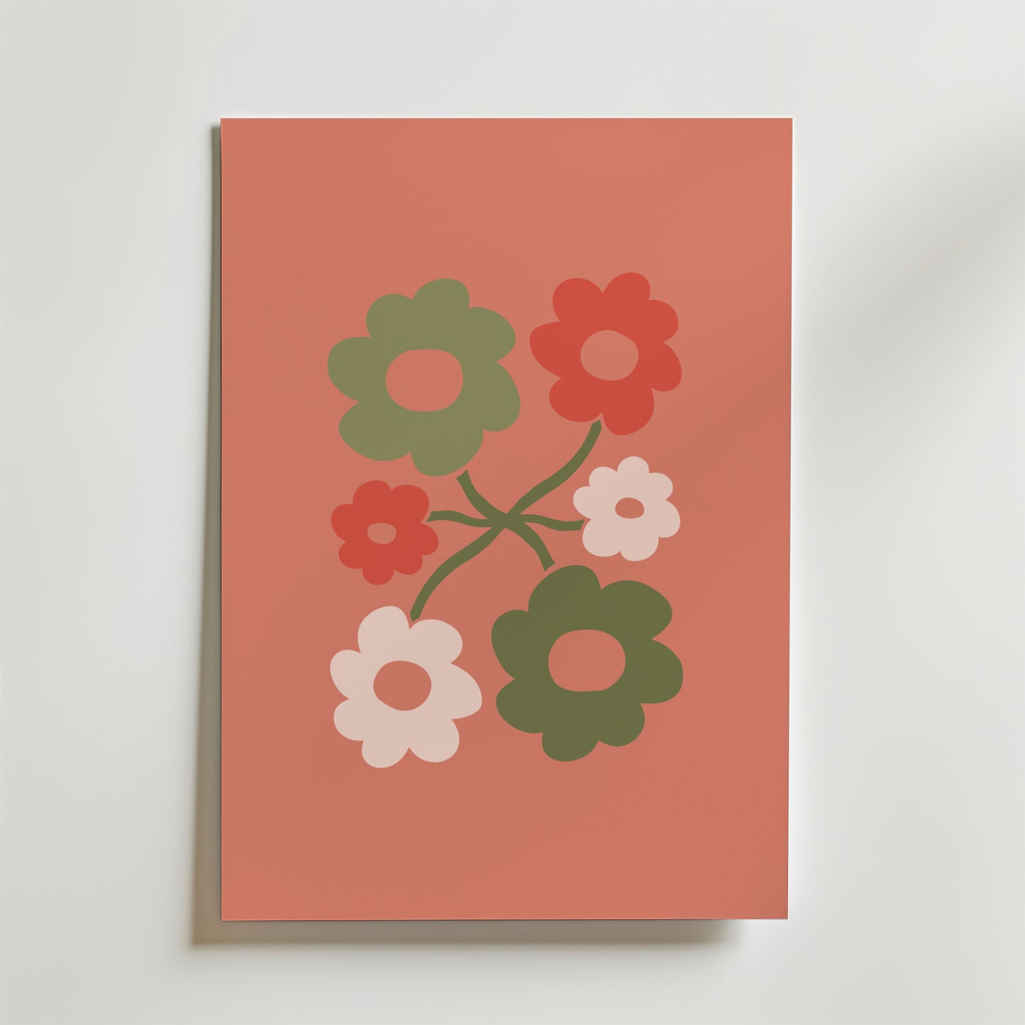 Blossom Cluster Poster från Bozetto har en minimalistisk blomsterdesign med sex retroblommor i grönt, rött och rosa på en enfärgad korallfärgad bakgrund - perfekt för moderna interiörer.