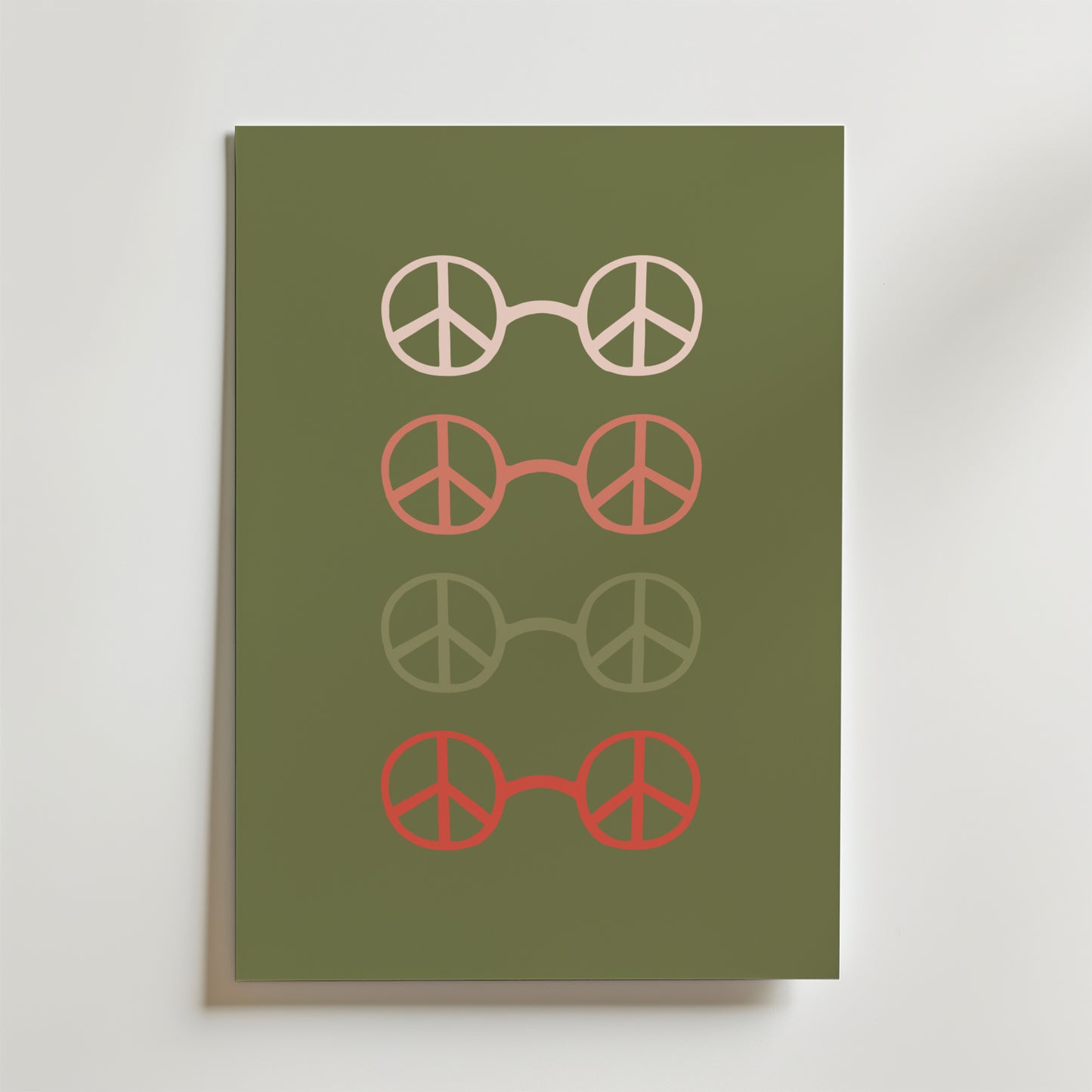 Bozetto Peace Circles Olive Green Poster visar fyra par glasögon med grafiska fredssymbolformade linser, vertikalt placerade i rosa, beige och rött för en touch av harmonisk inredning.