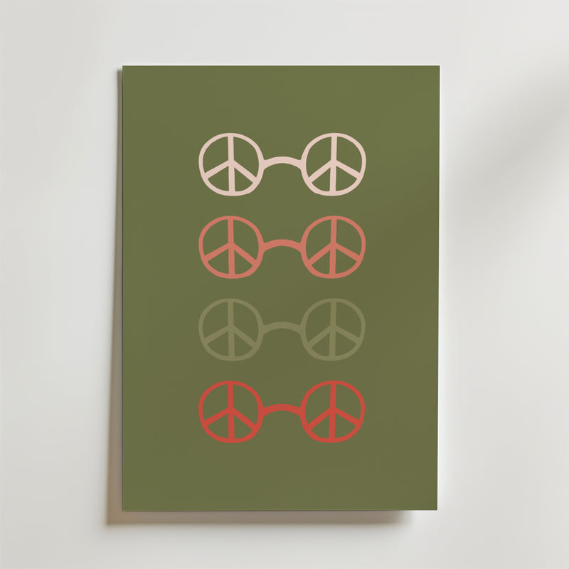 Bozetto Peace Circles Olive Green Poster visar fyra par glasögon med grafiska fredssymbolformade linser, vertikalt placerade i rosa, beige och rött för en touch av harmonisk inredning.