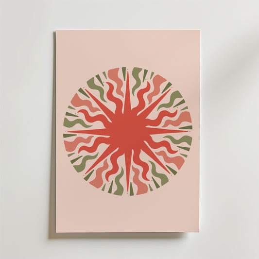 Organic Pulse Circle Poster från Bozetto har en minimalistisk, konstnärlig design - en abstrakt solstråle av vågformer i retro röda och gröna linjer som strålar ut på en ljusrosa bakgrund.