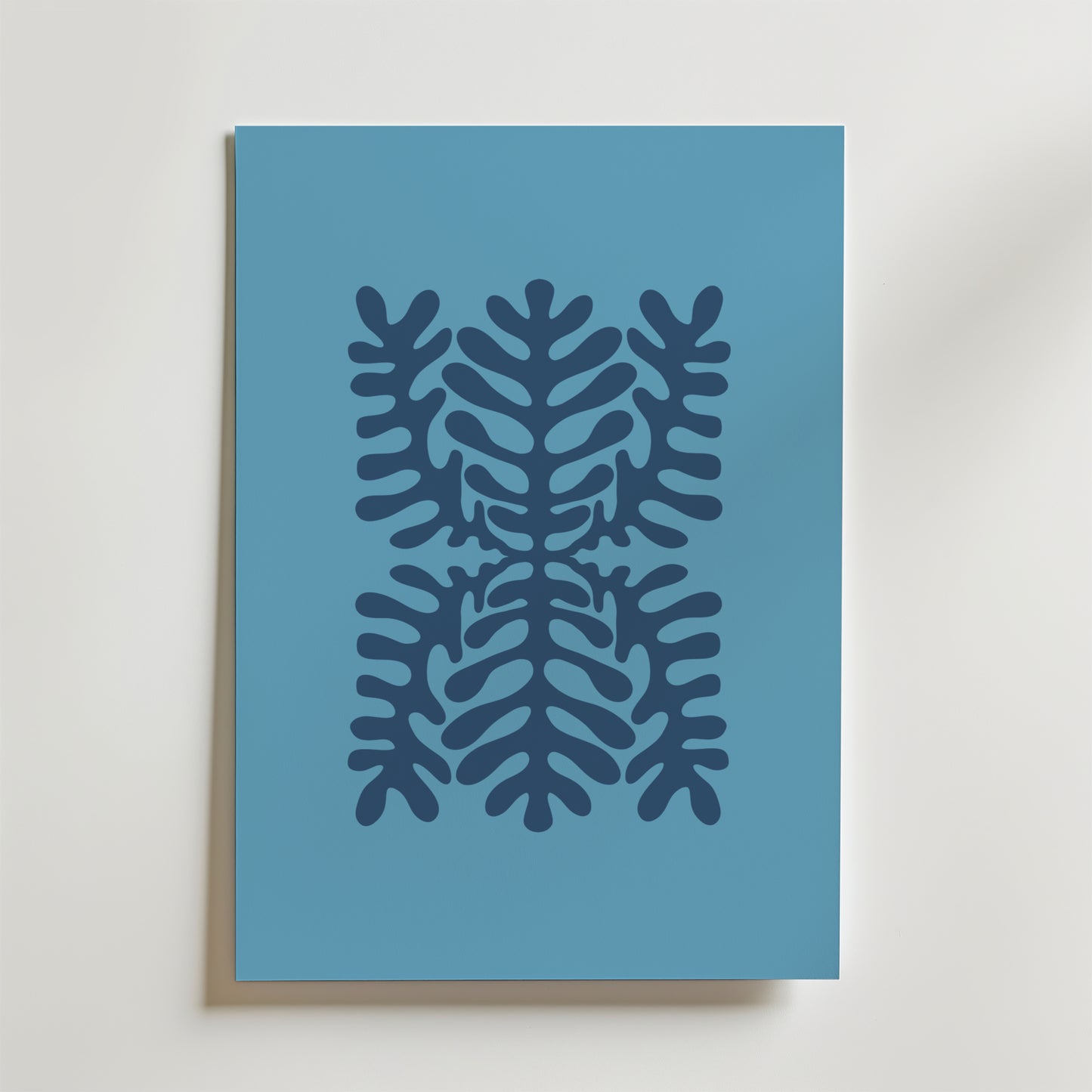 Bozetto's Deep Blue Symmetry Poster har ett djupblått, fernliknande blad i abstrakt och symmetrisk stil mot ljusblå bakgrund - en perfekt poster för minimalistisk inredning och neutrala väggar.