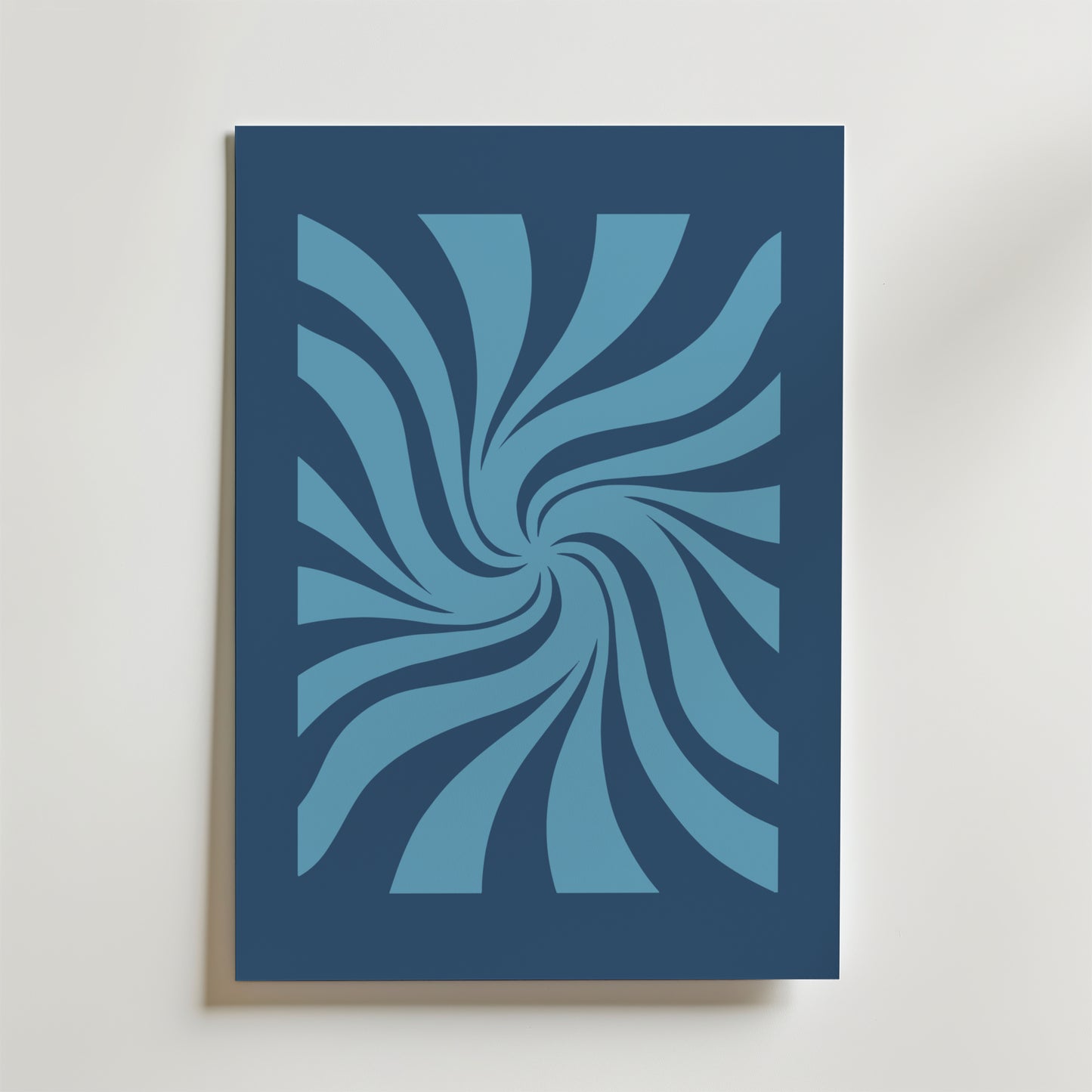 Bozetto Blue Spiral Motion Poster har virvlande, böjda linjer i blå toner som strålar ut från mitten och skapar en hypnotisk spiral och optisk illusion på en mörkblå bakgrund. Perfekt som en djärv abstrakt väggkonst.