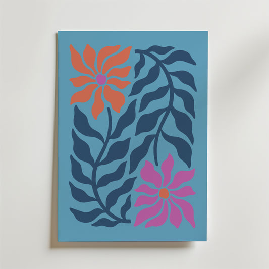 Midnight Garden Poster från Bozetto föreställer två stiliserade blommor, en orange och en rosa, med mörkblå blad och stjälkar på en ljus bakgrund som ger modern estetik till alla rum.