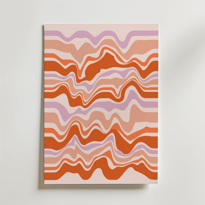 Peachy Waves Poster från Bozetto har abstrakta rosa vågor och skiktade linjer i röda, persika terrakotta och lavendel nyanser. Dess eleganta böljande design ger organisk charm till alla rum när den visas på en vanlig vit vägg.