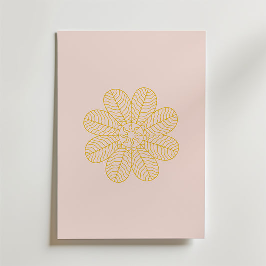 Golden Bloom on Blush Poster by Bozetto är en minimalistisk konstprint med ett guldgult, blomliknande mönster av detaljerade bladliknande kronblad på ljusrosa, som visas på en ljus yta.