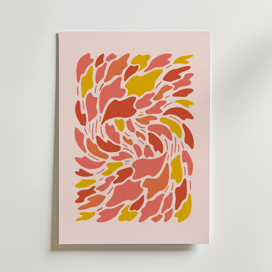 Whirl of Petals Poster by Bozetto har virvlande rosa, röda och gula former på en ljusrosa bakgrund. Denna färgstarka väggkonst har en organisk, flytande stil med ett dynamiskt spiralrörelsemönster för en känsla av rörelse.