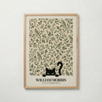Cat Among the Birds William Morris Poster – svart katt kikar nyfiket fram ur William Morris fågelmönster