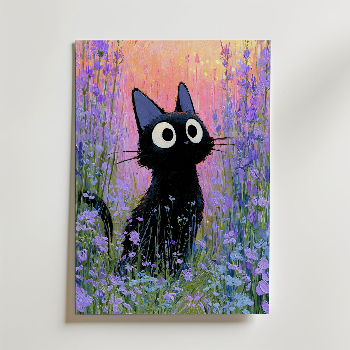 Cat in Violette Meadow Poster – svart katt i lavendeläng i skymning på canvas, tryckt i Sverige