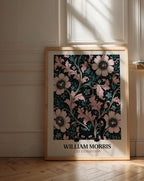 Cat in the Anemone William Morris Poster – svart katt bland William Morris anemonemönster i svart och rosa