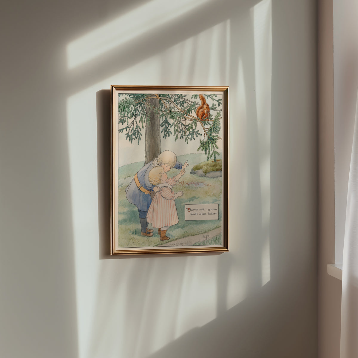 Elsa Beskow Ekorren i Granen affisch ovanför säng i minimalistiskt stilrent sovrum – Bozetto