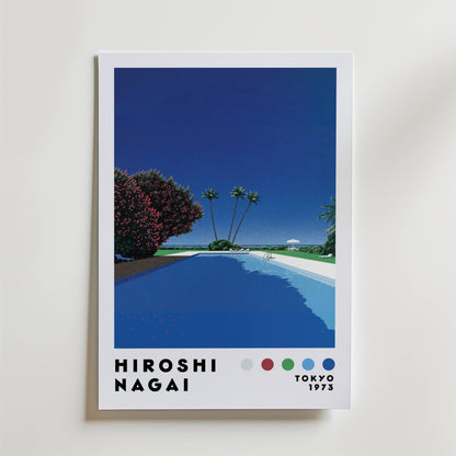 Bozetto Hiroshi Nagai Deep Blue Pool Poster föreställer en lugn poolscen med palmer, rosa blommande buskar och en djupblå himmel. "HIROSHI NAGAI TOKYO 1973" visas under fyra färgade cirklar.