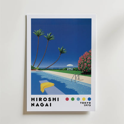 Bozetto Hiroshi Nagai Summer Pool Calm Poster föreställer en scen vid poolen med palmer, en gul handduk, solstol, vitt paraply vid havet och "HIROSHI NAGAI TOKYO 1973" med färgglada prickar längst ner.