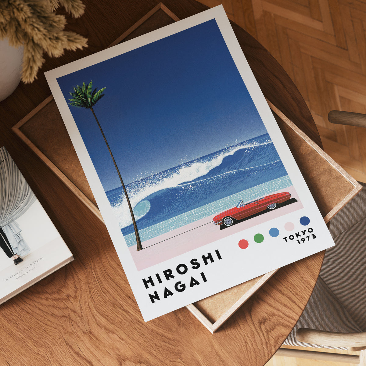 Väggmockup med Hiroshi Nagai Crimson Wave – köp enkelt hos Bozetto affisch i hög kvalitet