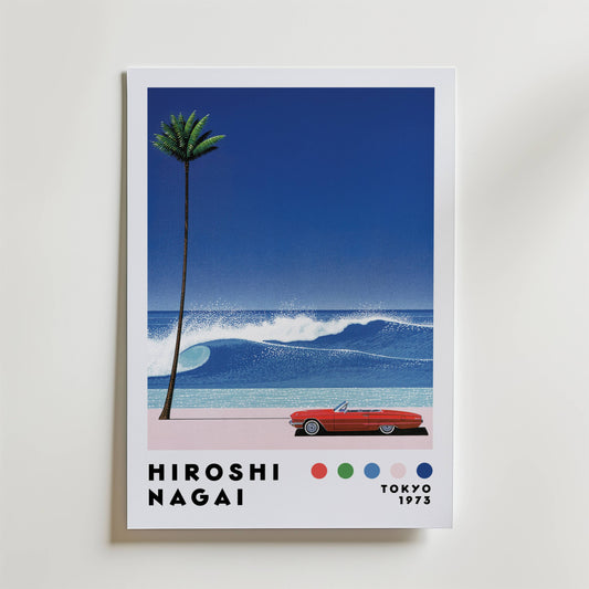 Hiroshi Nagai Crimson Wave Poster by Bozetto föreställer en röd cabriolet vid havet, en palm och en blå våg. "Hiroshi Nagai", färgprickar och "Tokyo 1973" visas nedan, allt mot en klar gradientblå himmel.