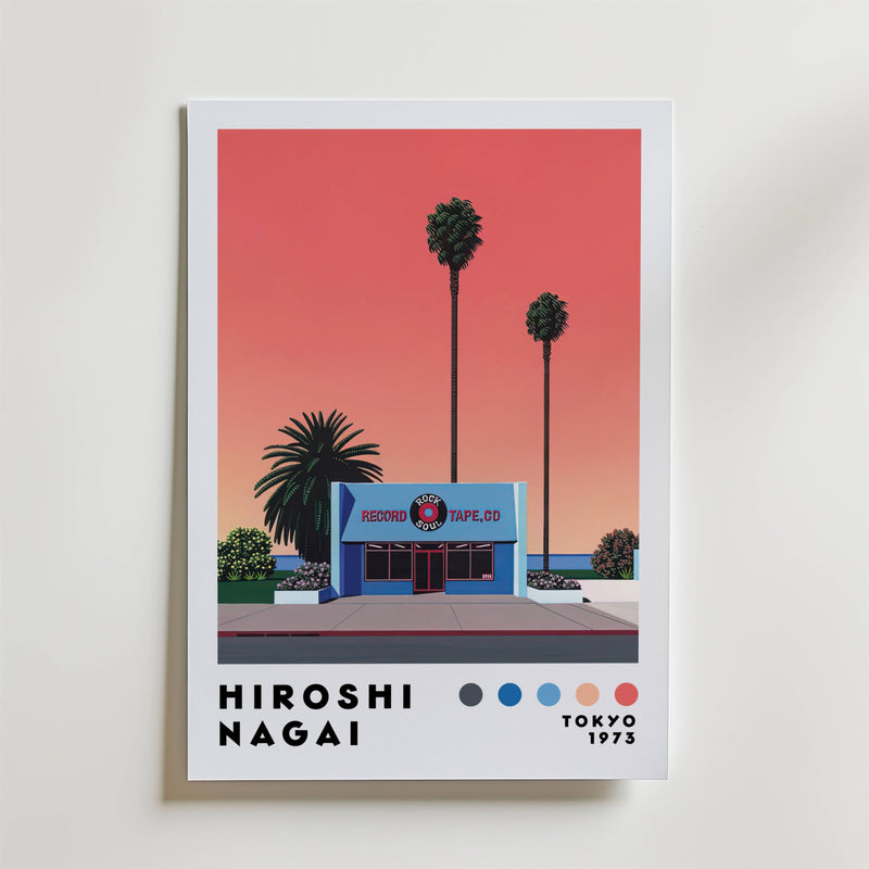 Hiroshi Nagai Sunset Record Store Poster från Bozetto föreställer en skivbutik med palmer som avtecknar sig mot en rosa solnedgångshimmel, samt text som lyder Hiroshi Nagai, färgprover och Tokyo 1973 längst ner.