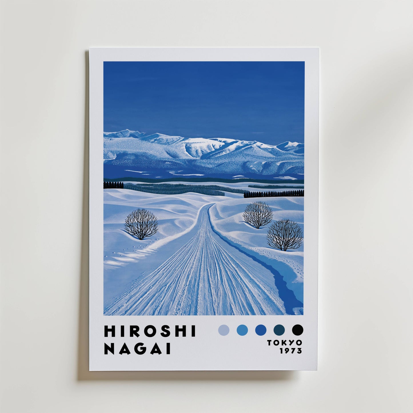 Bozetto Hiroshi Nagai Winter Horizon Poster föreställer blåtoner i ett snöigt landskap med hjulspår som leder till avlägsna blå berg, "Hiroshi Nagai" och "Tokyo 1973" text och blå färgprover nedanför.