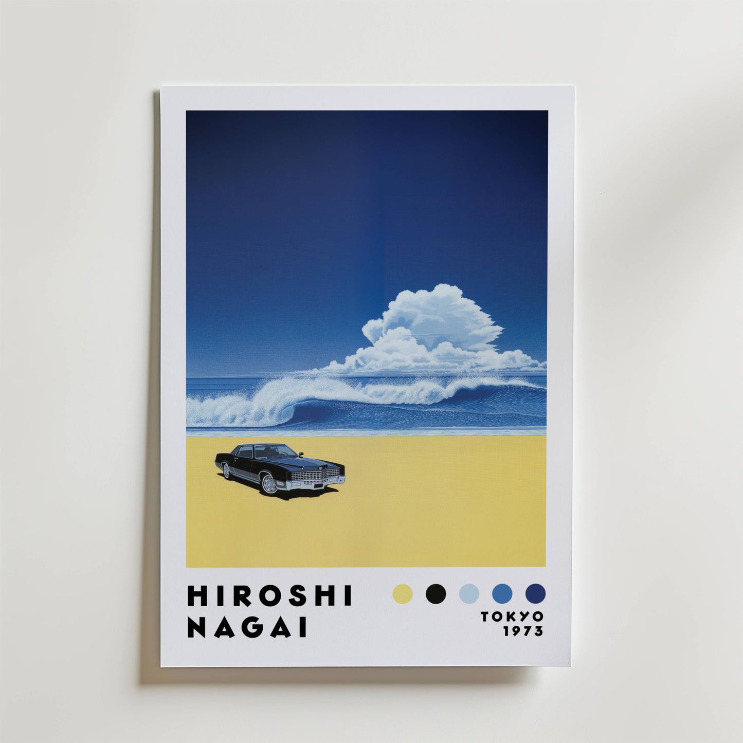Hiroshi Nagai Beach Drive Poster från Bozetto föreställer en klassisk svart bil på en gul strand med blå vågor och en molnig himmel. Retrotexten lyder "Hiroshi Nagai, Tokyo 1973" med fem färgade prickar längst ner för en vintage vibe.