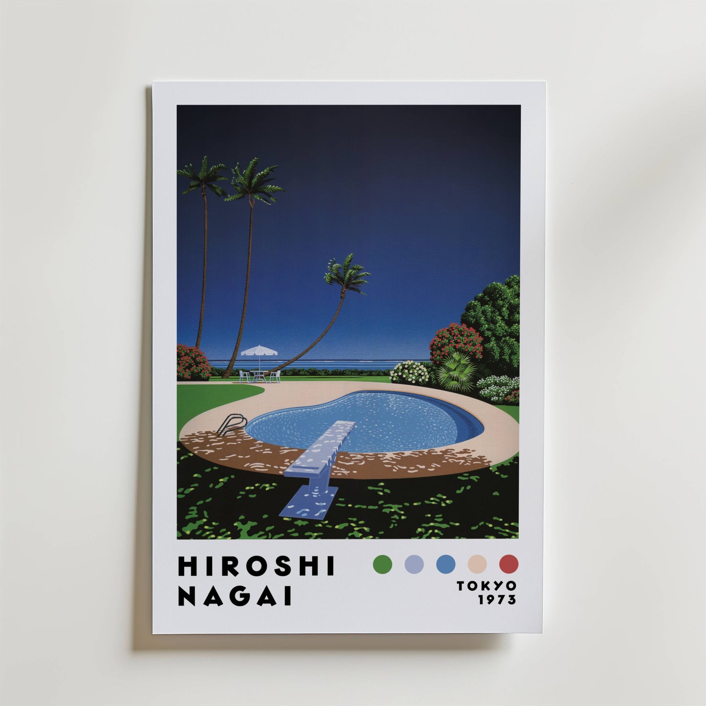 Bozetto Hiroshi Nagai Poolside Paradise Poster visar en scen i retrostil med en rund pool, dykbräda, palmer, klar himmel och "HIROSHI NAGAI TOKYO 1973" samt färgglada prickar längst ner, vilket framkallar tropisk avkoppling.
