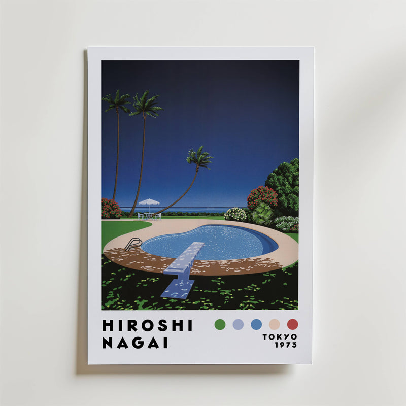 Bozetto Hiroshi Nagai Poolside Paradise Poster visar en scen i retrostil med en rund pool, dykbräda, palmer, klar himmel och "HIROSHI NAGAI TOKYO 1973" samt färgglada prickar längst ner, vilket framkallar tropisk avkoppling.