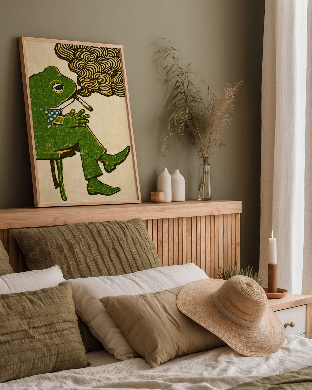 Dapper Frog affisch i ekram över sänggavel – stilren inredning med Bozetto