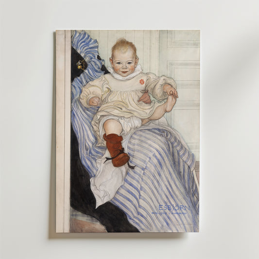 Bozetto Carl Larsson Esbjörn Poster visar en leende bebis i vit dräkt och röda stövlar i knät på en kvinna i blåvitrandig klänning, mot en ljus dörr - vilket framkallar värmen i klassisk Larsson-konst.