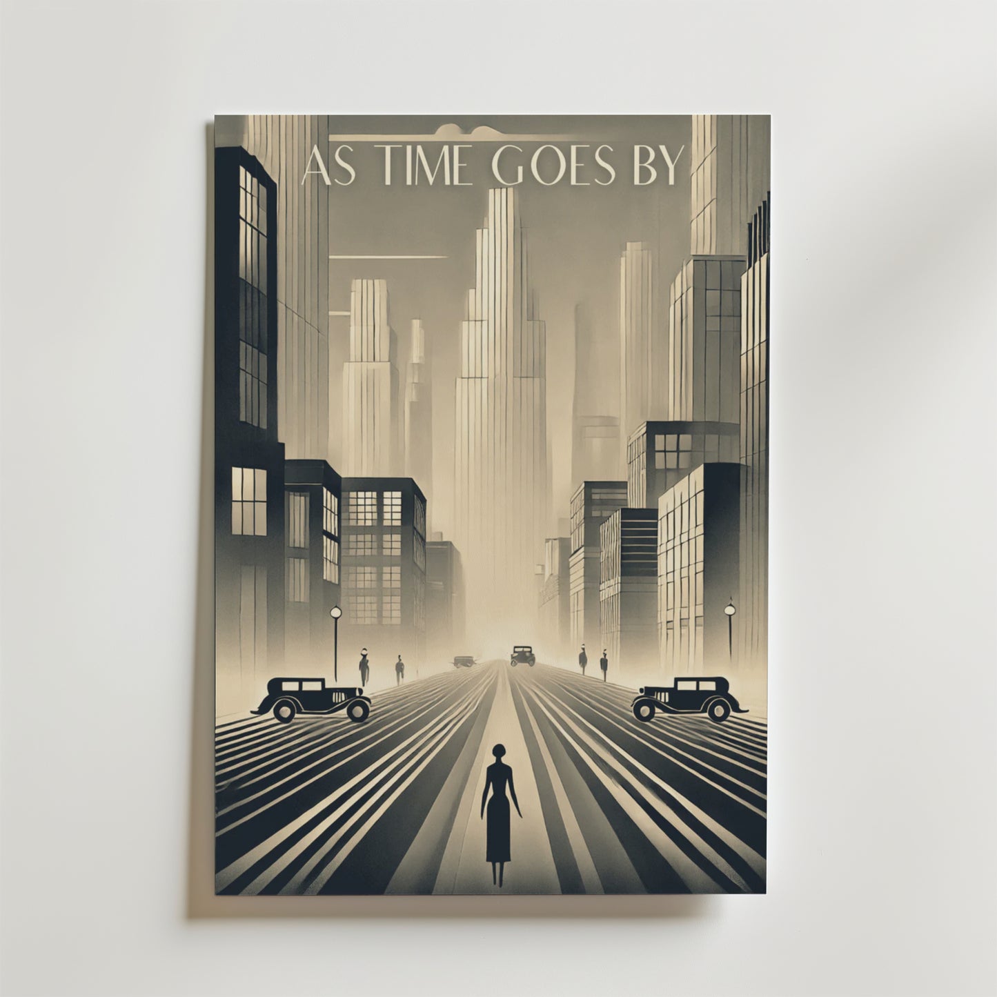 Bozetto As Time Goes By No.2 Poster visar en ensam figur på en vintage stadsgata med bilar och skyskrapor, tryckt på premiumpapper med en lyxig matt yta för en elegant och tidlös Art Deco look.