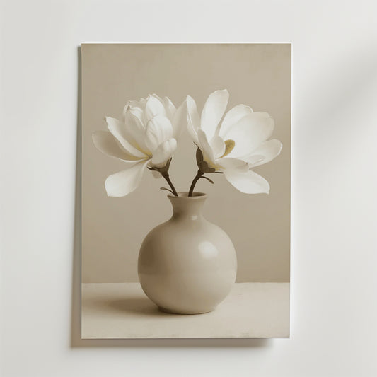 Bozetto Elegant Ceramic Vase White Magnolia Poster visar tre vita magnolior i en keramikvas mot en ljus neutral bakgrund, tryckt på premiumpapper.