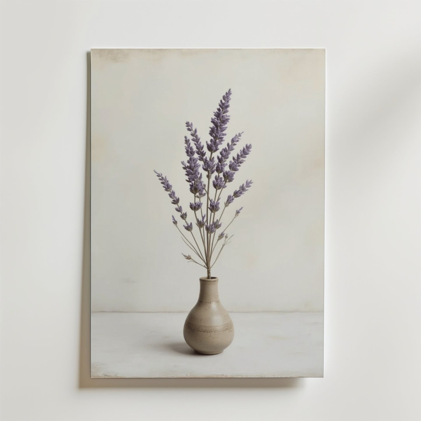 Bozetto Poster Ceramic Vase Dried Lavender föreställer en liten beige vas med kvistar av torkad lavendel mot en ljus bakgrund.