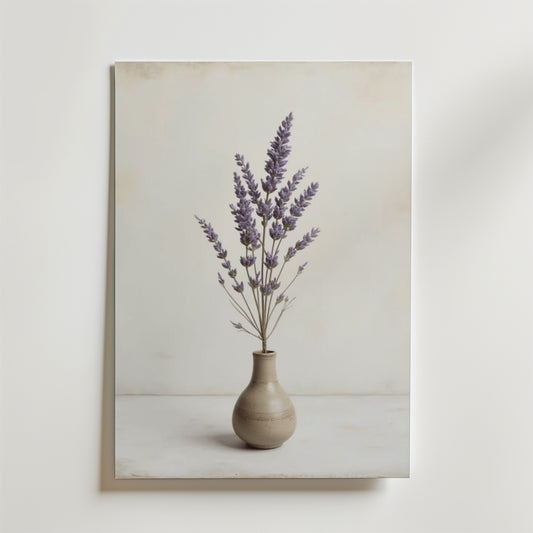 Bozetto Poster Ceramic Vase Dried Lavender föreställer en liten beige vas med kvistar av torkad lavendel mot en ljus bakgrund.