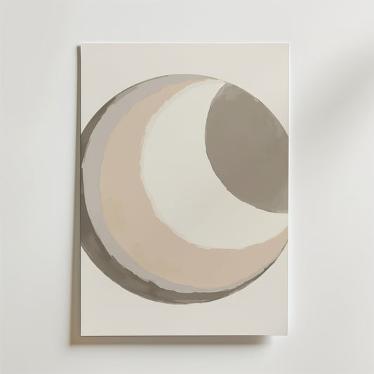 Bozetto Abstract Moon Poster har överlappande böjda former i beige, grädde och grått på premiumpapper med en lyxig matt finish, vilket ger en mjuk, organisk look med släta kanter.
