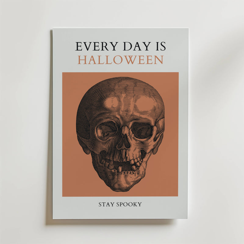 Eternal Halloween Poster by Bozetto föreställer en dödskalle på en brun bakgrund med "Every Day Is Halloween" högst upp och "Stay Spooky" längst ner.
