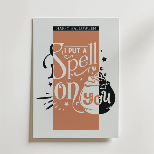 Bozetto Witching Words Poster har "HAPPY HALLOWEEN" och "I put a spell on you" i lekfulla typsnitt, stjärnor och en bubblande kittel på en persikofärgad bakgrund - perfekt för en magisk Halloween-visning.