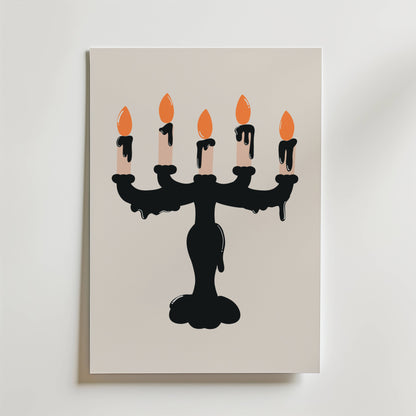 Haunted Glow Poster från Bozetto föreställer en minimalistisk svart kandelaber med fem lysande orange lågor och droppande vax, vilket ger ett djärvt intryck - perfekt som stämningsfull höstdekoration eller en iögonfallande Halloween-accent.