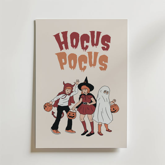 Bozetto Hocus Pocus Trio Poster föreställer en utklädd djävul, häxa och spöke som håller i pumpahinkar med "Hocus Pocus" ovanför sig. Det är en blandning av barndomsnostalgi och läskigt Halloween-skoj.