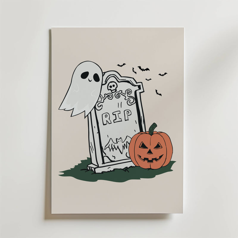 Bozetto Graveyard Whispers Poster föreställer en söt tecknad gravsten med "RIP", ett leende spöke, en utskuren pumpa och flygande fladdermöss på grönt gräs - perfekt för att ge din Halloween-dekoration charm och kusliga vibbar.