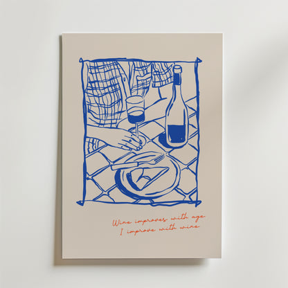 Bozetto's Better With Wine Poster har en minimalistisk blå linjemotiv teckning av en hand som sträcker sig efter ost, ett vinglas och en flaska på ett rutigt bord. Nedanför står röd text: "Vin blir bättre med åldern. Jag blir bättre med vin.