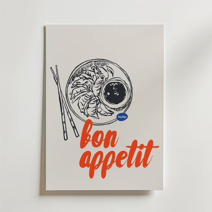 Chopstick Love Poster från Bozetto visar en minimalistisk tallrik med sallad, ätpinnar och en såsskål, plus "bon appétit" i fet röd skrift - perfekt som en bon appétit-poster för ditt kök eller din matplats.