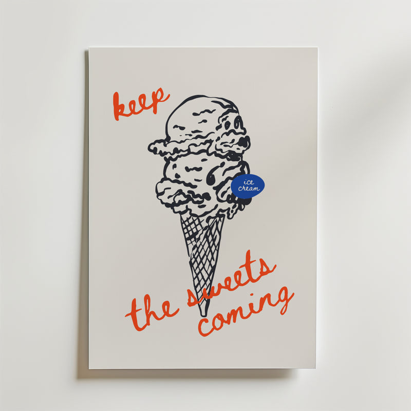 Keep The Sweets Coming Poster by Bozetto visar en glassstrut med svart linje och två kulor, röd kursiv text "keep the sweets coming" och en blå "ice cream"-etikett - perfekt köksdekor.