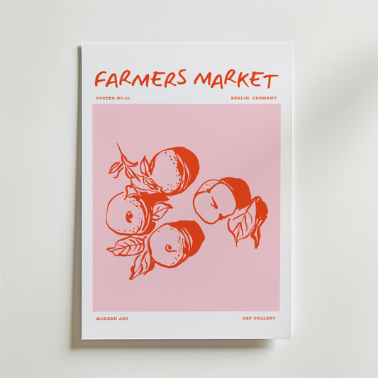 Bozetto Farmers Market Poster har en minimalistisk design med fet röd text, pastellfärger, handritade persikor, äpplen och blad på en rosa bakgrund. Ytterligare text: Berlin, Germany, Modern Art, and Art Gallery.