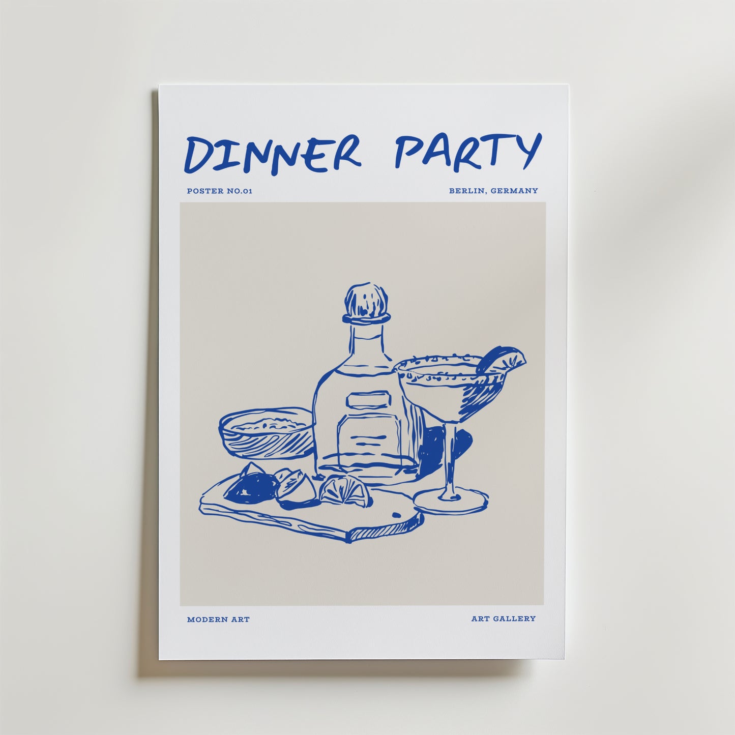 Dinner Party Poster från Bozetto har en blå linjeteckning av en flaska, glas, köksredskap, citronskivor och ost på ett fat, med modern konsttext för ett galleri i Berlin - perfekt för vardagslyx-stilen.