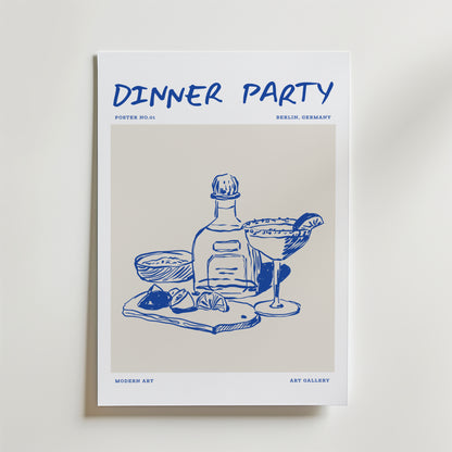 Dinner Party Poster från Bozetto har en blå linjeteckning av en flaska, glas, köksredskap, citronskivor och ost på ett fat, med modern konsttext för ett galleri i Berlin - perfekt för vardagslyx-stilen.